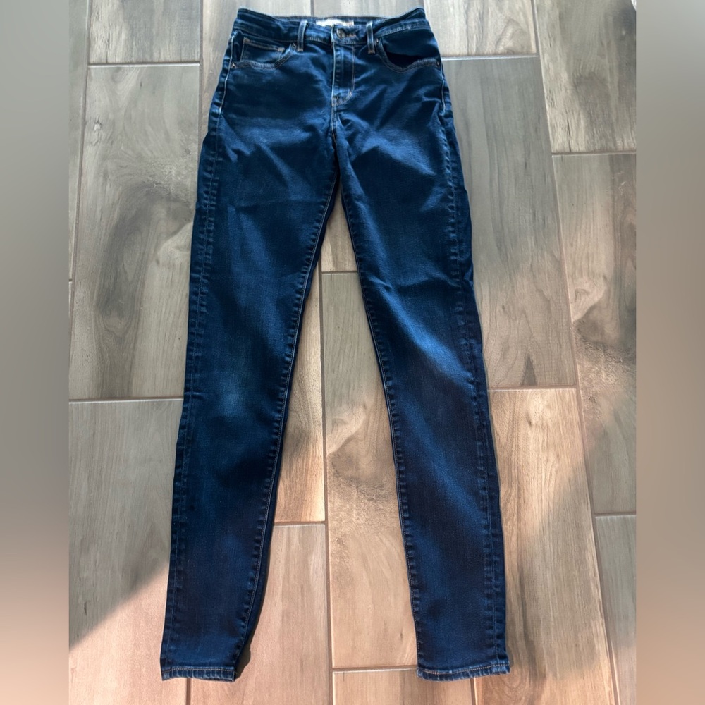 Levi’s 721 High~Rise~Skinny Jeans Women's size 26 in a ‘Darker Blue Jeans 👖